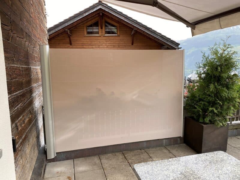 Windschutz mit halbtransparentem Gewebe